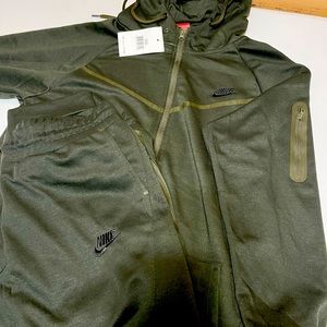 NIKE XL TRACKSUIT. NEW WITH TAGS